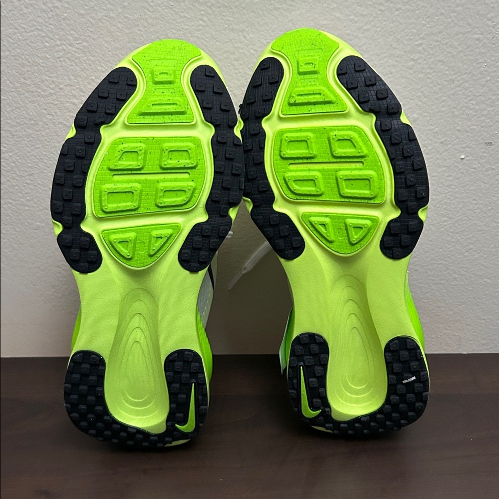 NWOB Nike Running Vomero 18 sneakers - Picture 8 of 8